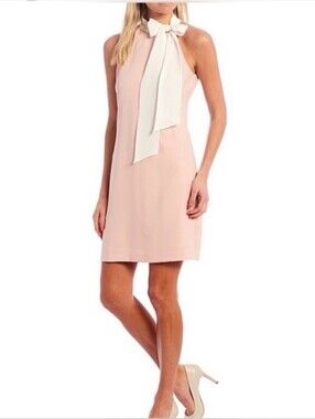 Vince Camuto Signature Stretch Crepe Bow Neck Shift Dress in Blush/White. Size 4